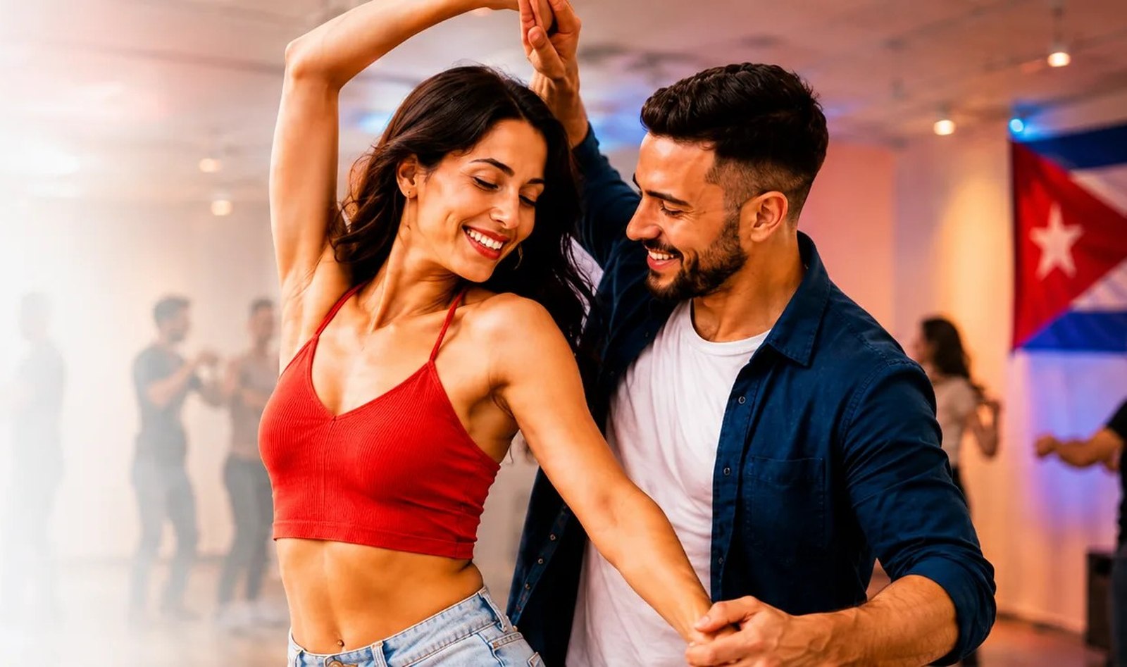 Couple souriant dansant la salsa lors d'un cours à Genève, ambiance conviviale avec drapeau cubain
