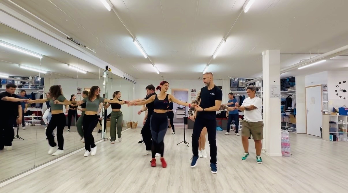 Stage accéléré de bachata à Genève, cours en groupe au studio de Petit-Lancy