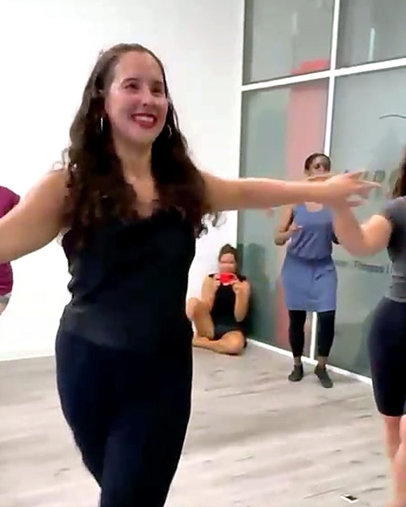 Gia en cours de salsa solo, SalsaStyle Genève